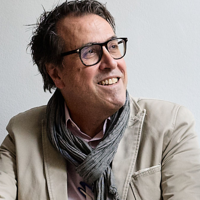 Florian Beck sitzend Foto Laura Thiesbrummel